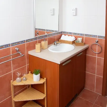 아파트 2 Bedroom Cates Top Floor Peaceful With Pool! 파포스