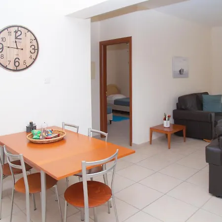 아파트 2 Bedroom Cates Top Floor Peaceful With Pool! 파포스